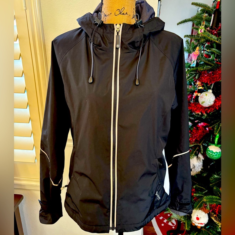 Sporty & well made windbreaker lined jacket!